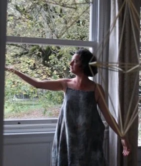 Les élèves de l'école de danse improvisent avec les «Himmelis" art Finlandais - Châteaux en fête