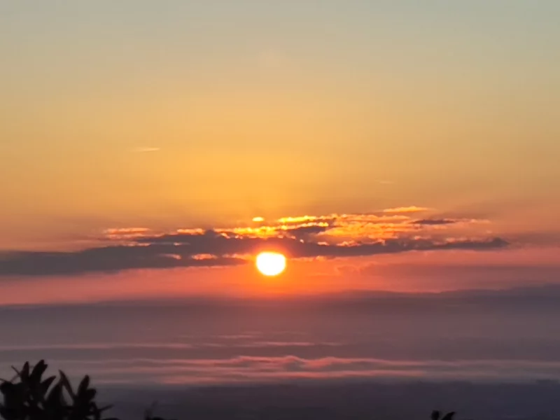 Lever de soleil et petit déjeuner au sommet de la Roche de Solutré
