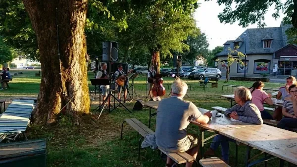 Le p'tit marché nocturne à Thérondels - en musique avec le groupe les marchands d'cailloux