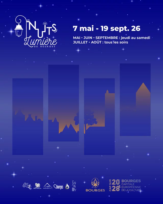 Lectures Théâtralisées et Costumés devant les Scénographie des Nuits Lumières