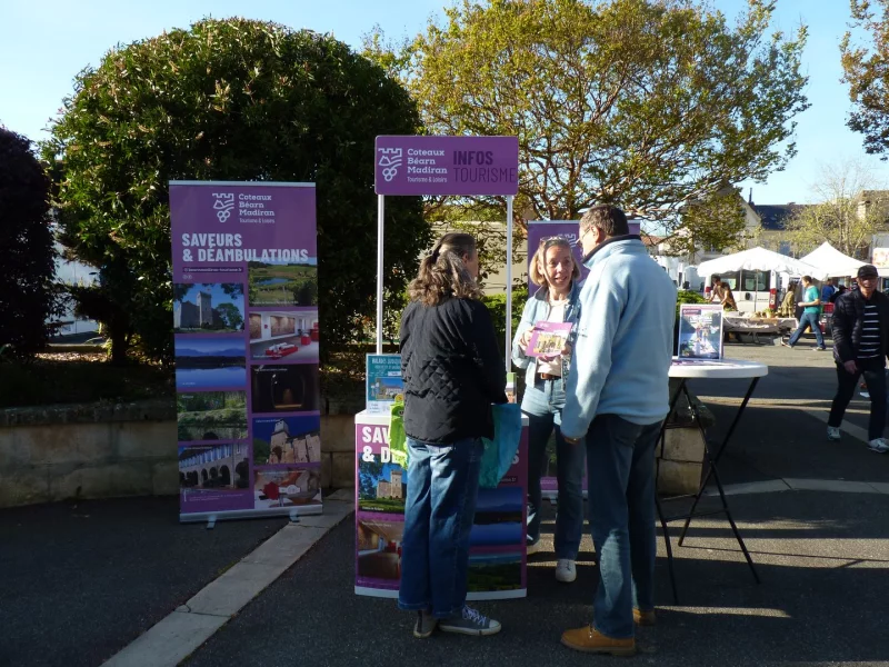 Le stand « tourisme & loisirs » Coteaux Béarn Madiran s’invite au marché !