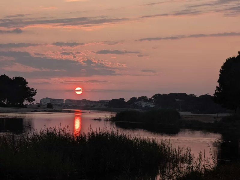 Balade au coucher du soleil sur la plage