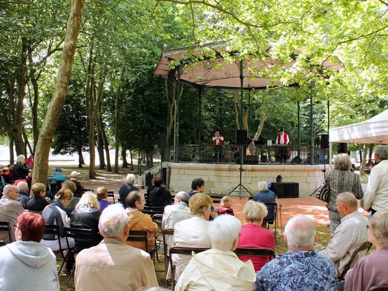 Un dimanche près du kiosque à musique