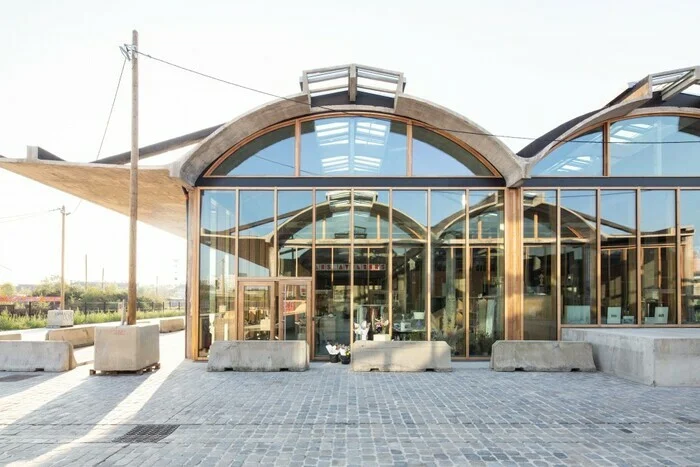 St So, du Bazaar à la gare
