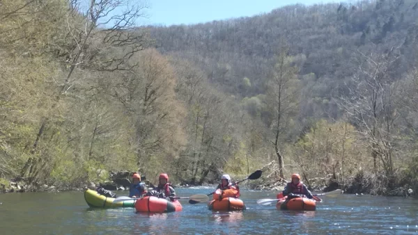 Packrafting en eau vive encadré dans les gorges du Lot à la 1/2 journée