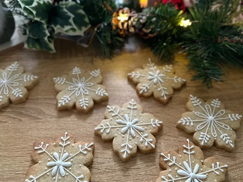 Atelier de Noël : Décoration de biscuits de Noël avec Charlotte – Biscuit Vanille (adulte)