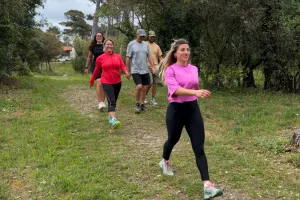 Marche sportive en forêt