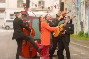 Marchés de Pays – La Roulotte à Swing