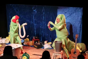 SPECTACLE LORS DE L'EVENEMENT RESSOURCEZ-MOI "ALBERTO ET MARIA LES VERS DE TERRE QUI VOULAIENT DEVENIR LUISANTS"