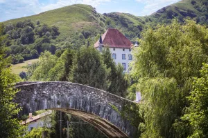 Visite du bourg de Baigorri par l'animateur de Mehaka en français.