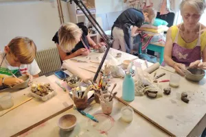 Atelier de céramique au Colombin d'Edith : l'argile, d'où ça vient et que peut-on en faire ?