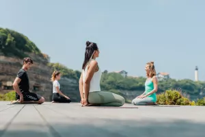 Yoga face à l'océan