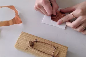 Atelier broche antique en cuivre, au musée gallo-romain