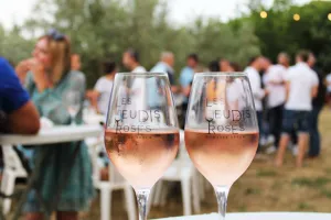 Duo sur canap - Jeudi Rosé