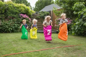Course en sac, tire à la corde, jeux dynamiques pour tous !