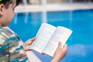 Lectures d'albums à la piscine du Grand Parc