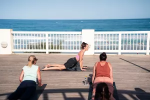 Yoga face à l'océan