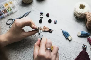 Création de boucles d'oreilles en tissu [Atelier Réemploi et Faire Soi-même]