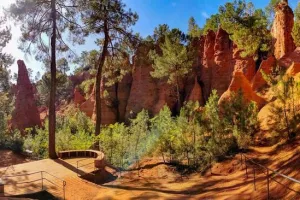 Tours et détours dans le sentier des ocres : les matériaux de la couleur !