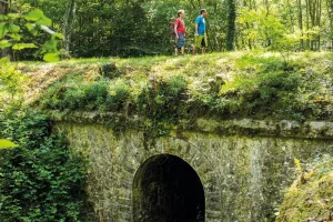 Balade sur le "chemin de la Ligne", visite d'un souterrain et apéritif vigneron au Chai Doléris