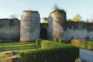 Tours en pierre et détours d’histoire au Mez