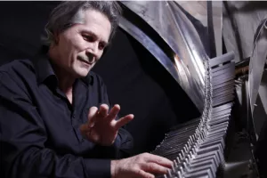 Michel Deneuve, au clavier Cristal Baschet