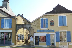 Exposition de peintures de Mme Maugeri, au restaurant De la Tour