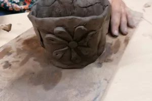 Les mains dans la terre