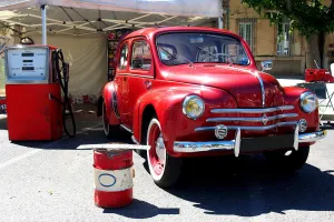 Les 80 ans de la Renault 4CV : partie de campagne