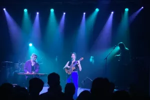 ANITA en concert pour le Folk Club de Cahors avec chanson pop électro