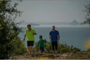 Le Mont Saint-Michel autrement : testez les bâtons dynamique BungyPump pour une marche active et ludique