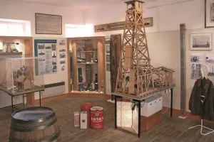 Visite libre d'un musée consacré à l'histoire de l'exploitation pétrolière