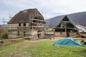 Visitez une éco-rénovation dans les Vosges du nord, sauvegarde d'un corps de ferme à pan de bois au milieu du village d'Eguelshart