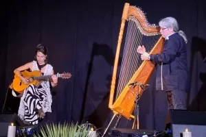 Duo Ledesma – Ismaël Ledesma (harpe paraguayenne) et sa fille Lena (guitare, voix)