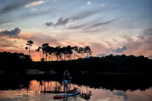 Paddle sur le lac au coucher du soleil
