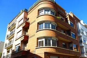 HISTOIRE BÂTIE BRIQUE À BRIQUE