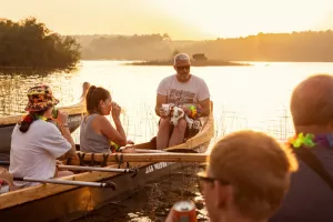 Pirogue hawaïenne au coucher du soleil avec apéritif