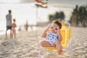 Bébés lecteurs à la plage