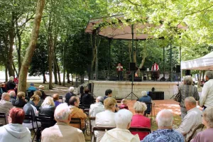 Un dimanche près du kiosque à musique