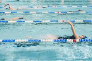 Se baigner à la piscine