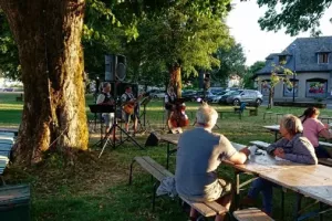 Le p'tit marché nocturne à Thérondels - en musique avec le groupe Angharad