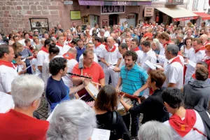 Fêtes de village : journée des enfants, chants basques, pelote basque, danses basques, concert, feu d'artifice.