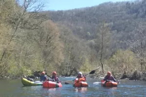 Packrafting en eau vive encadré dans les gorges du Lot à la 1/2 journée